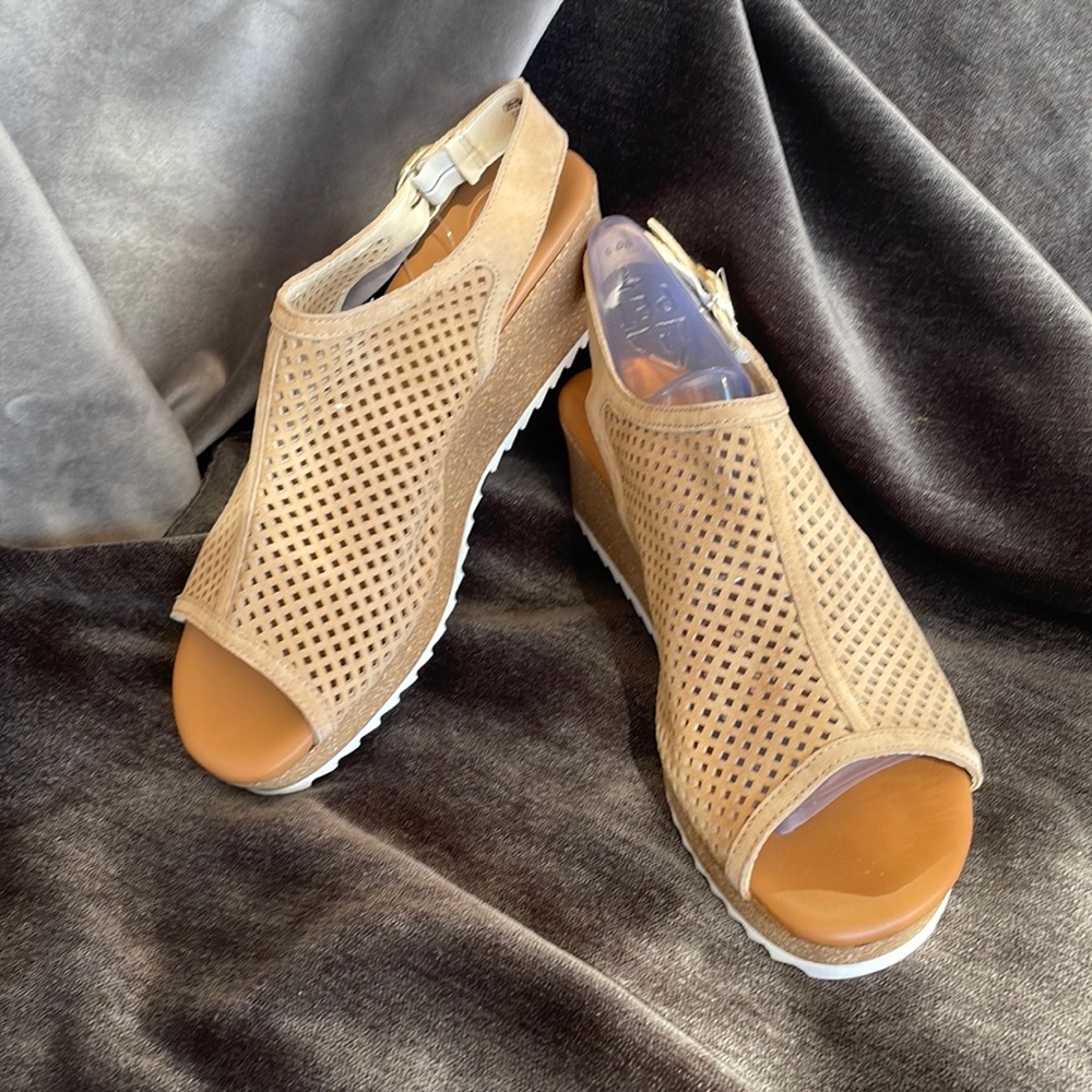 Brand New Paul Green platform super soft sandals US 8